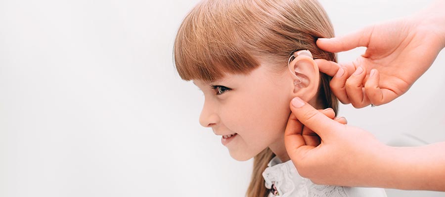 niña audifono